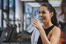 هنگام ورزش کردن آب بنوشیم یا نوشیدنی های دیگر؟